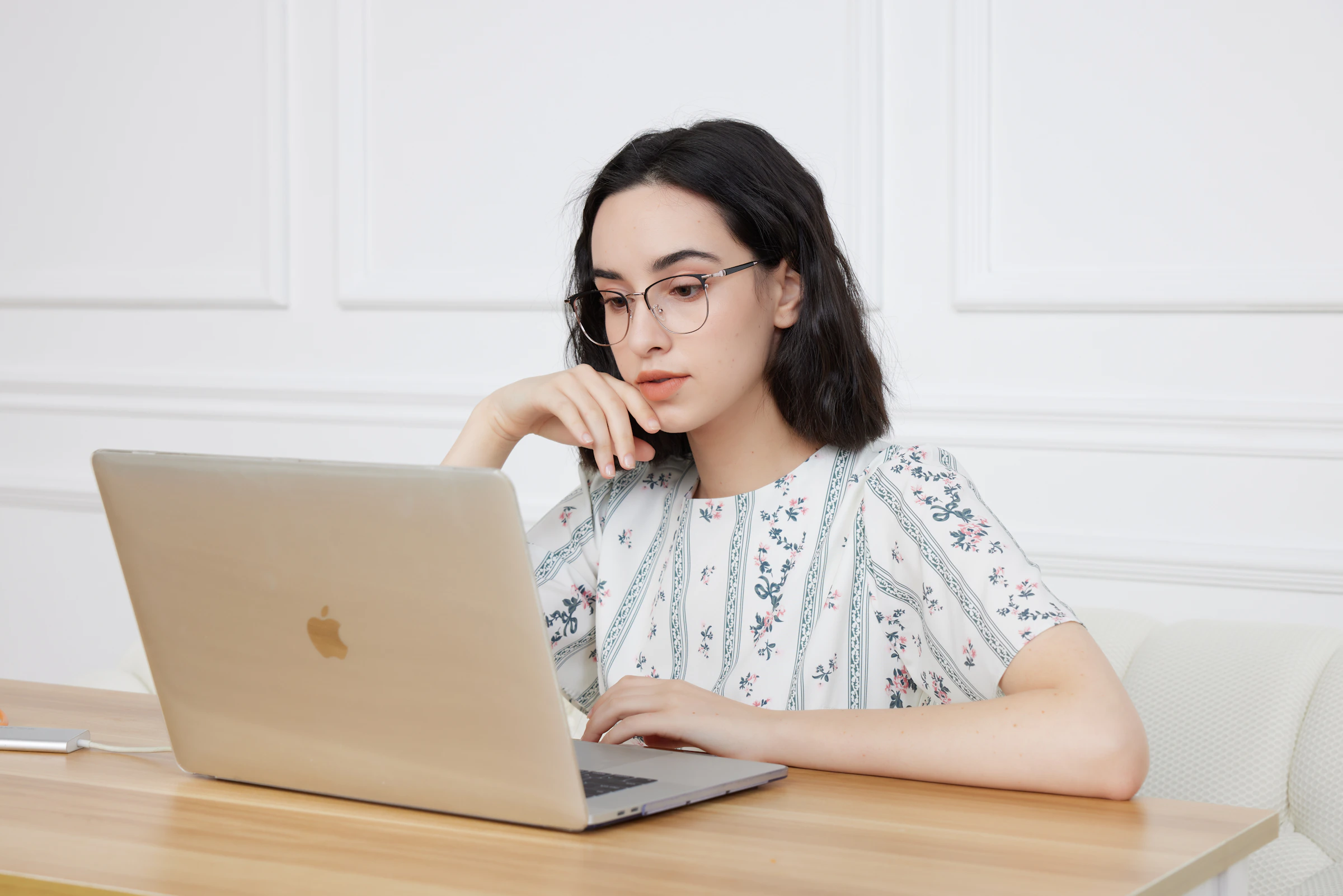 GlassesShop_1750225309759_unsplash_id_yunYrGrhXpY.webp